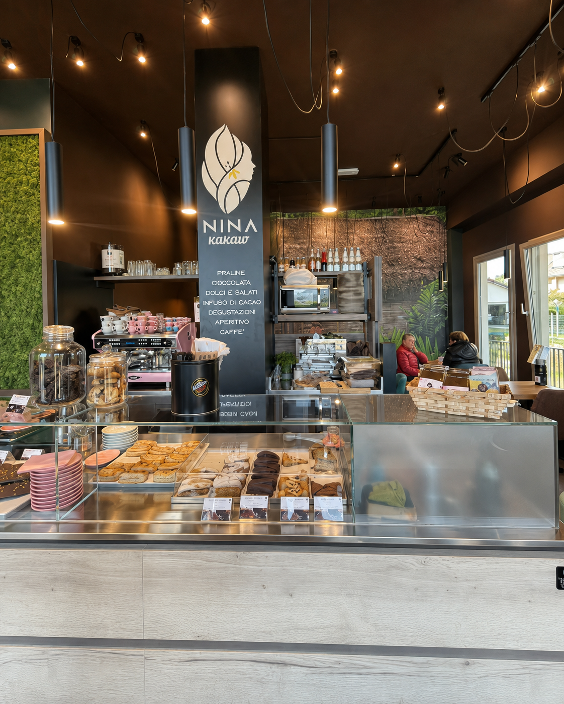 Banco con praline, dolci e macchina del caffè nella cioccolateria NINA KAKAW
