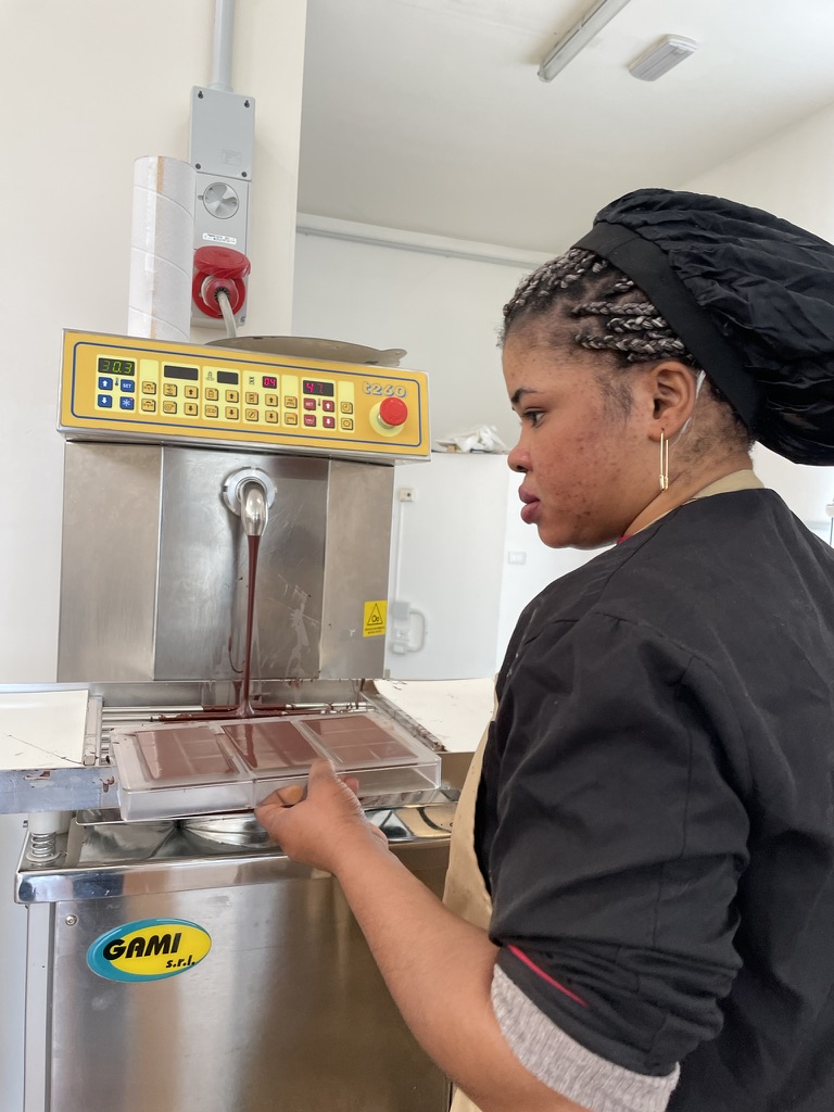 Operatrice al lavoro nel laboratorio di cioccolato NINA KAKAW a Belluno