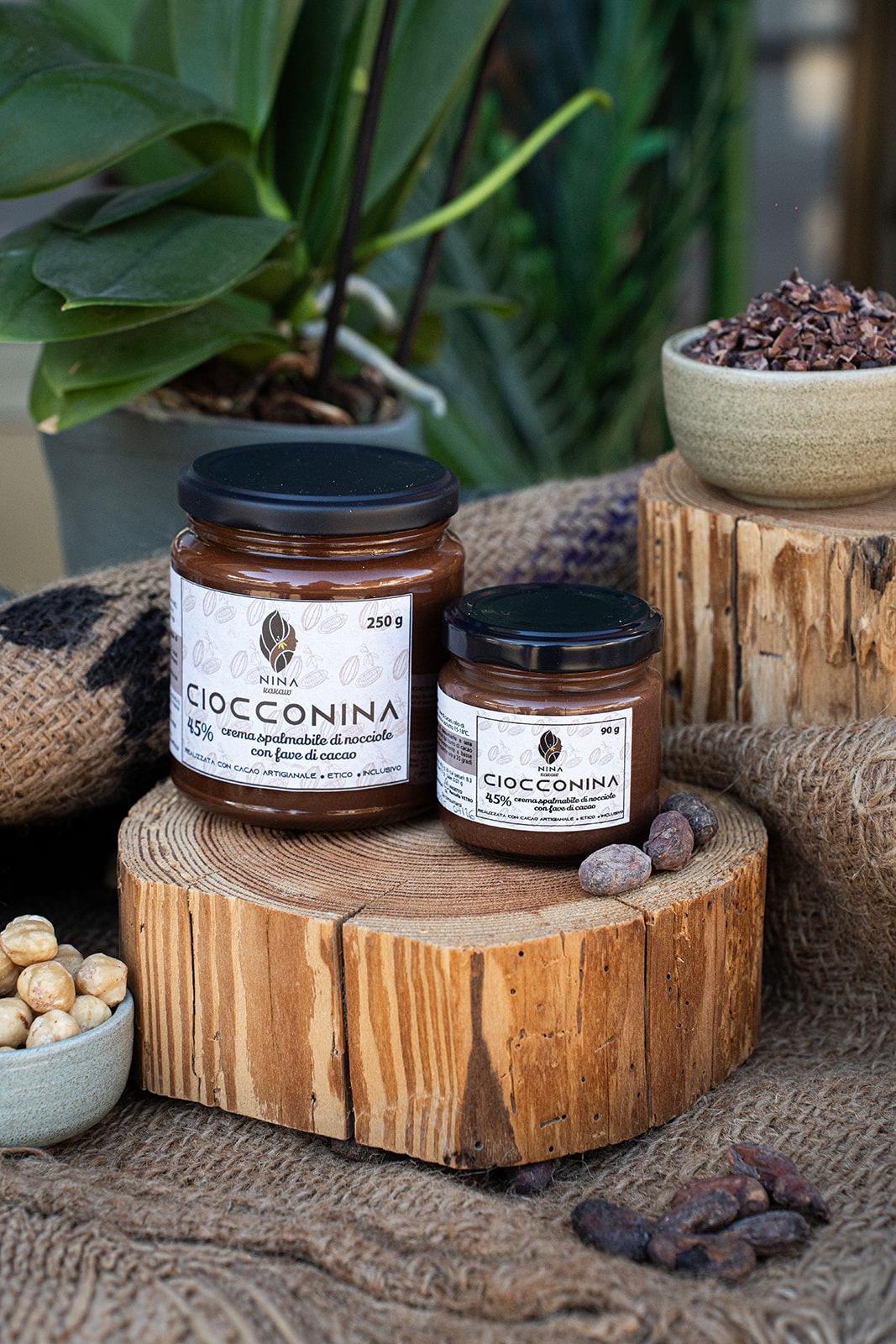 Creme spalmabili CIOCCONINA 45% di NINA KAKAW nei formati 250 g e 90 g con fave di cacao e nocciole