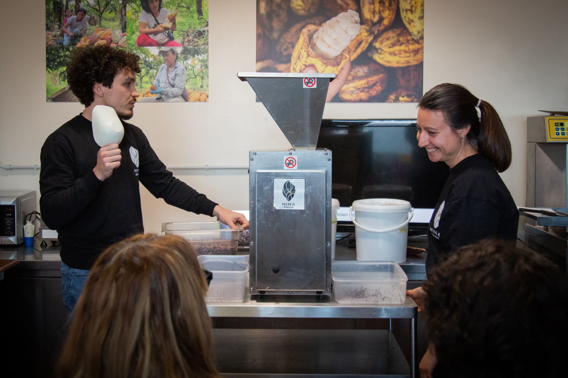 Visita al laboratorio bean-to-bar e alla decorticatrice