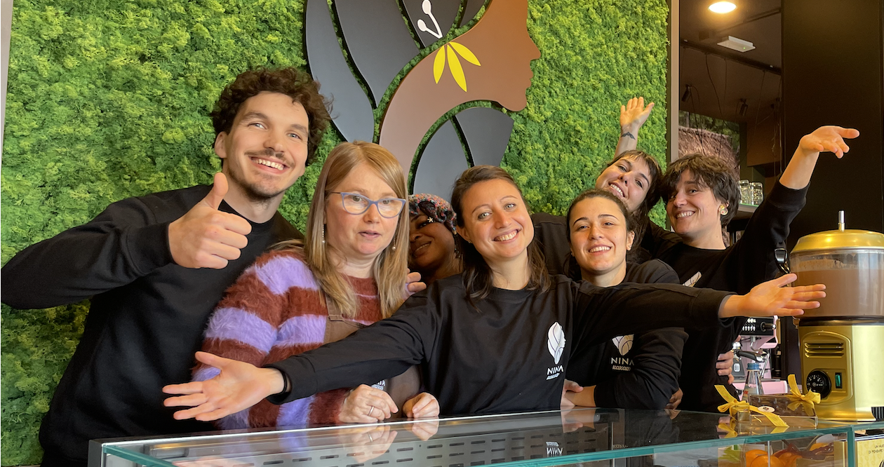 Il team di NINA KAKAW nella cioccolateria di Belluno