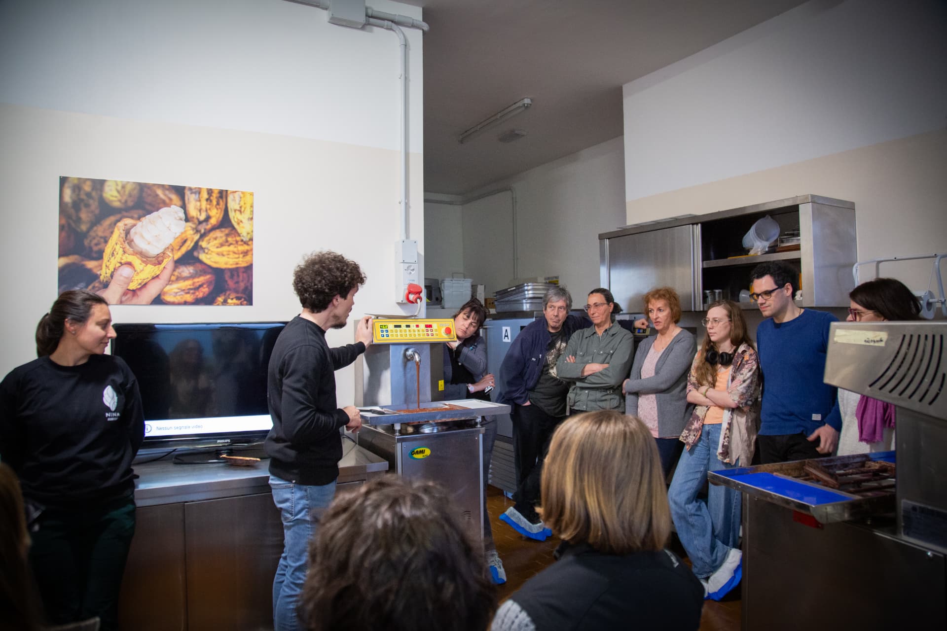 Gruppo di partecipanti davanti alla temperatrice del cioccolato