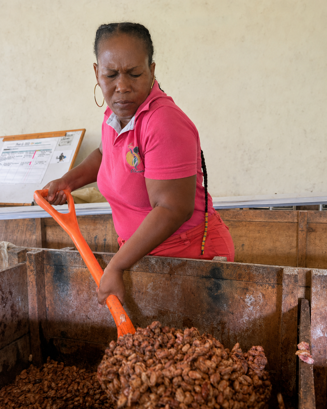 Jesenia Mariana Quiñones muove le fave di cacao nelle casse di fermentazione a San Luis Robles, Colombia