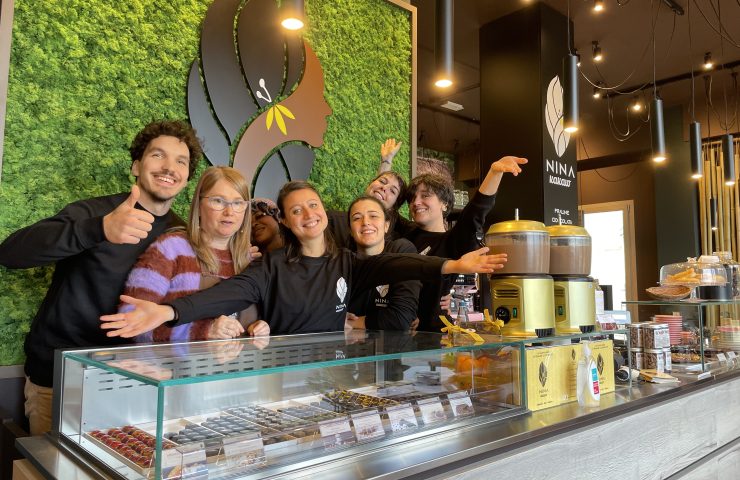 Il team di NINA KAKAW al bancone della cioccolateria di Belluno
